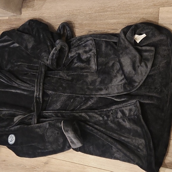 Tommy Bahama Black Plush Robe - Picture 3 of 5
